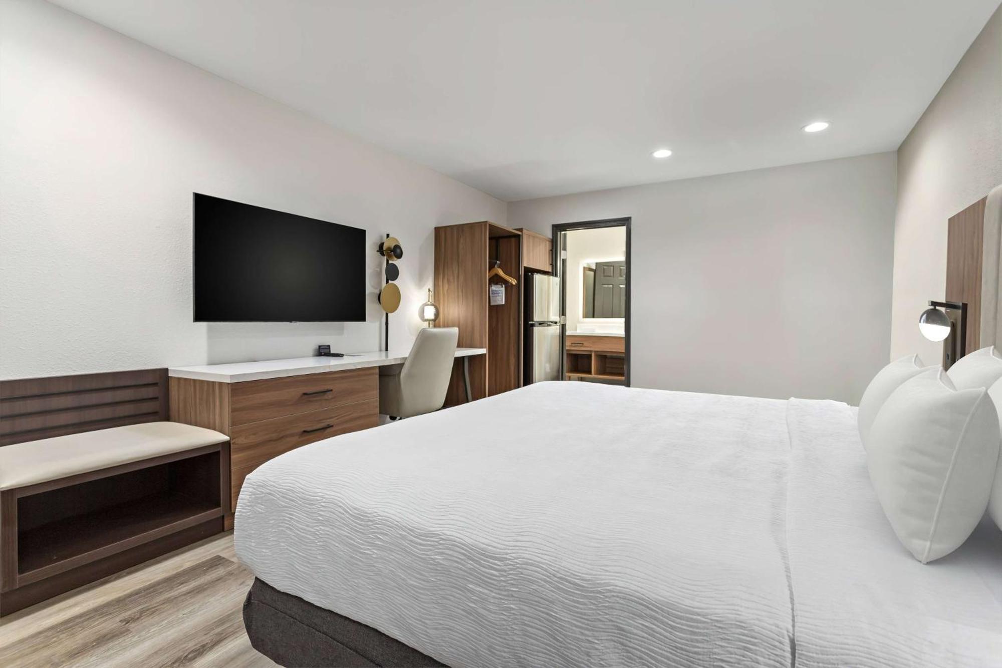 Baymont By Wyndham Beaumont Hotell Exteriör bild