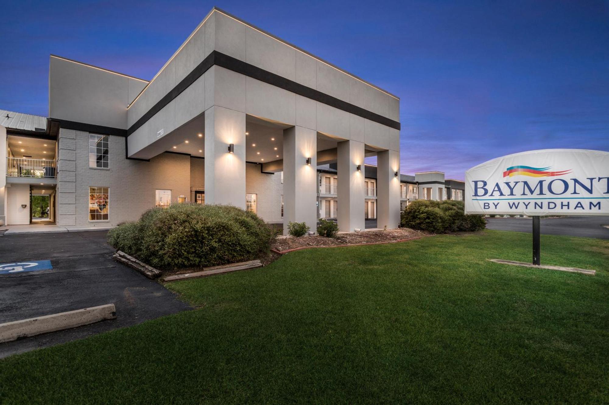 Baymont By Wyndham Beaumont Hotell Exteriör bild