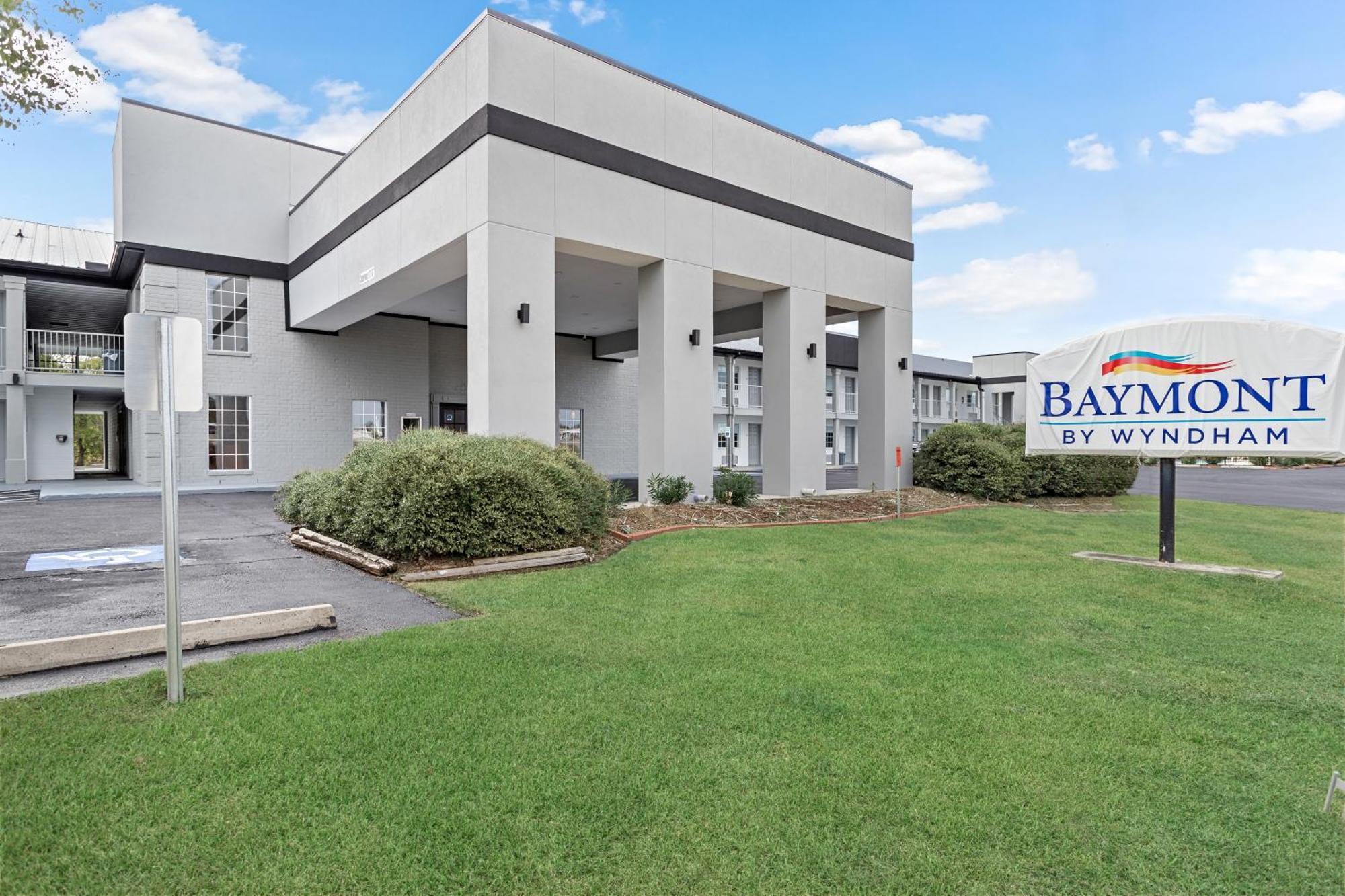 Baymont By Wyndham Beaumont Hotell Exteriör bild